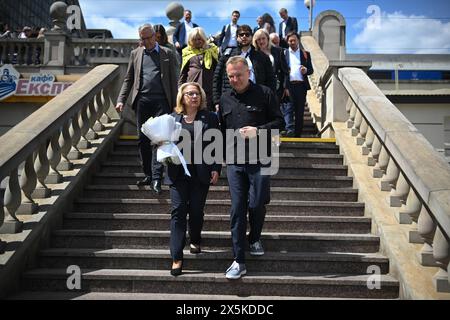 Lwiw, Ukraine. 10 mai 2024. Svenja Schulze (SPD), ministre fédéral de la coopération économique et du développement, est accueillie par Andrij Sadowyj, maire de la ville de Lviv, à la gare principale lors d’une visite en Ukraine. Le but de ce voyage est de préparer la conférence de reconstruction pour l'Ukraine, qui aura lieu à Berlin les 11 et 12 juin. Crédit : Sebastian Christoph Gollnow/dpa/Alamy Live News Banque D'Images