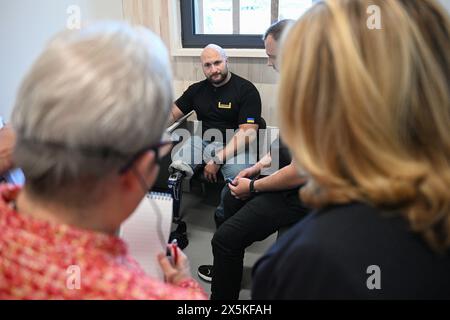 Lwiw, Ukraine. 10 mai 2024. Svenja Schulze (SPD, R), ministre fédéral de la coopération économique et du développement, s’entretient avec un patient lors d’une visite au Centre ininterrompu de technologie orthopédique lors de son ouverture. Le Centre ininterrompu est le plus grand centre prothétique en Ukraine. Crédit : Sebastian Christoph Gollnow/dpa/Alamy Live News Banque D'Images