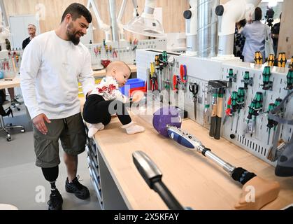 Lwiw, Ukraine. 10 mai 2024. Le patient Volodomyr se tient à côté de sa fille Rada lors d’une visite à l’ouverture du Centre ininterrompu de technologie orthopédique. Le Centre ininterrompu est le plus grand centre prothétique en Ukraine. Crédit : Sebastian Christoph Gollnow/dpa/Alamy Live News Banque D'Images