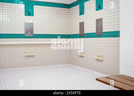 Salle de douche publique à utiliser avant d'entrer dans la piscine dans un centre de loisirs. Banque D'Images