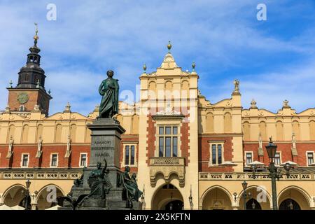 Pologne, Cracovie. Statue d'Adam Bernard Mickiewicz, poète national polonais, dramaturge, essayiste, publiciste, traducteur, professeur. Hall de tissu en arrière-plan. Banque D'Images