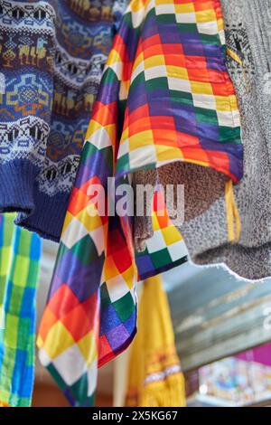 Gros plan d'un drapeau wiphala accroché dans un marché du nord de l'Argentine. Banque D'Images