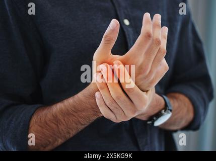 Homme, douleur et main avec lueur rouge dans le bureau pour blessure, arthrite et fatigue musculaire avec inflammation articulaire. Personne masculine, canal carpien et luisant Banque D'Images