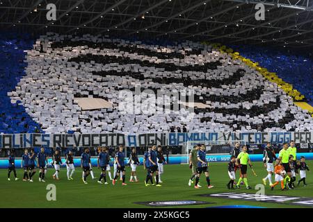 Bergame, Italie. 09 mai 2024. Italie, Bergame, 9 mai 2024 : les équipes entrent sur le terrain pour la présentation du match lors du match de football Atalanta BC vs O. Marseille, Europa League demi-finale 2e manche Gewiss StadiumAtalanta BC vs Olympique de Marseille - demi-finale 2e manche Europa League 2023/2024 au stade Gewiss (photo de Fabrizio Andrea Bertani/Pacific Press) crédit: Pacific Press Media production Corp./Alamy Live News Banque D'Images