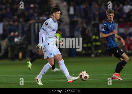 Bergame, Italie. 09 mai 2024. Italie, Bergame, 9 mai 2024 : Leonardo Balerdi (O. Marseille) passe tirée dans l'arrière-cour en première mi-temps lors du match de football Atalanta BC vs O. Marseille, Europa League demi-finale 2e manche Gewiss StadiumAtalanta BC vs Olympique de Marseille - demi-finale 2e manche Europa League 2023/2024 au Gewiss Stadium (photo de Fabrizio Andrea Bertani/Pacific Press) crédit: Pacific Press Media production Corp./Alamy Live News Banque D'Images