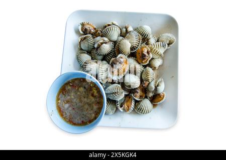 Découpe de coques cuites à la vapeur ( coques bouillies ) avec sauce épicée aux fruits de mer sur blanc isolé. Banque D'Images