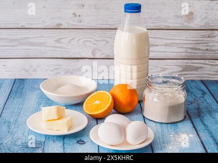 Recette de crêpe Suzette. Ingrédients sur la table : lait, beurre, sucre, oeufs, farine, oranges. Photo de haute qualité Banque D'Images