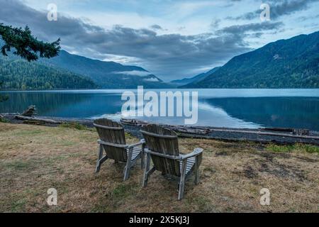 Deux chaises longues en bois de style Adirondack au Crescent Lake Lodge dans le parc national olympique. Banque D'Images