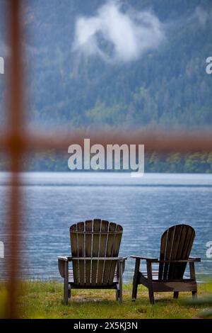 Deux chaises longues en bois de style Adirondack au Crescent Lake Lodge dans le parc national olympique. Banque D'Images