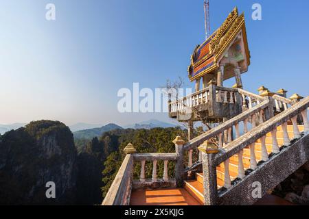 Vue panoramique de la région environnante et une petite pagode au sommet de la montagne au temple de la grotte du tigre (Wat Tham Suea (Sua)) à Krabi, Thaïlande. Banque D'Images