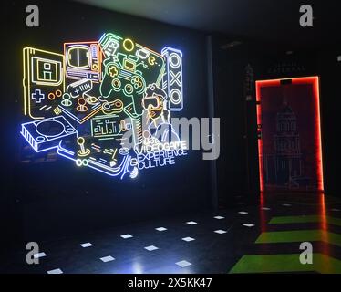 À l'intérieur du musée de la technologie oxo avec jeux informatiques interactifs, jeux vidéo, affichage de vieux jeux informatiques, attraction touristique, Malaga, Espagne Banque D'Images