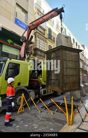 Enlèvement des ordures municipales de la poubelle souterraine communale avec la poubelle de levage de camion hors du sol pour la vider, Espagne Banque D'Images