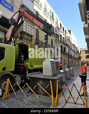 Enlèvement des ordures municipales de la poubelle souterraine communale avec la poubelle de levage de camion hors du sol pour la vider, Espagne Banque D'Images