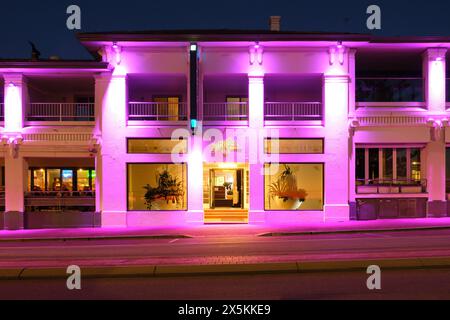 Le Cottesloe Beach Hotel on Marine Parade illuminé de lumière rose au crépuscule dans la banlieue balnéaire de Cottesloe, Perth, Australie occidentale. Banque D'Images