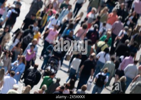 Stuttgart, Allemagne. 10 mai 2024. Les gens marchent le long de Königstrasse. Crédit : Marijan Murat/dpa/Alamy Live News Banque D'Images