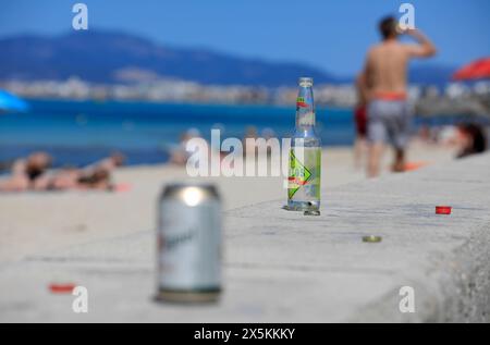 Palma, Espagne. 09 mai 2024. Des bouteilles et des canettes vides peuvent être vues sur la plage d'Arenal. Crédit : Clara Margais/dpa/Alamy Live News Banque D'Images