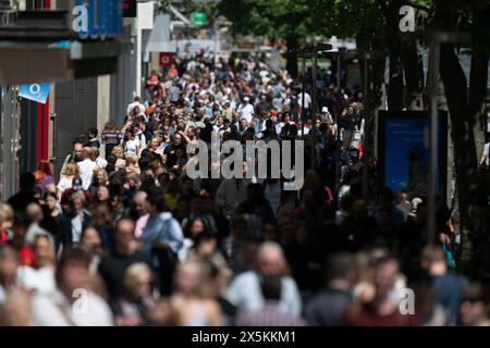 Stuttgart, Allemagne. 10 mai 2024. Les gens marchent le long de Königstrasse. Crédit : Marijan Murat/dpa/Alamy Live News Banque D'Images