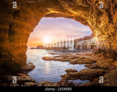 Vue imprenable sur le coucher du soleil des grottes marines Ayia Napa à Chypre, mettant en valeur un paysage méditerranéen serein. Banque D'Images