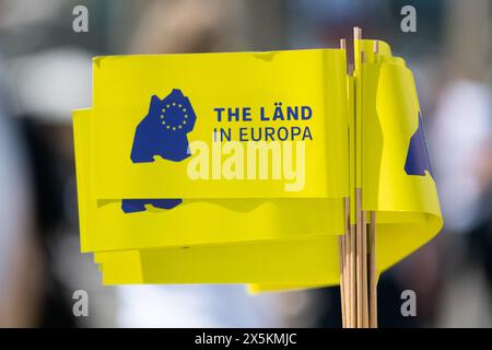 Stuttgart, Allemagne. 10 mai 2024. Des drapeaux portant l'inscription "le Länd en Europe" peuvent être vus lors d'une journée d'action européenne sur la Schlossplatz. La Journée d'action de l'Europe a été organisée par le ministère d'État du Bade-Württemberg, en collaboration avec la Commission européenne et diverses parties prenantes du Bade-Württemberg. Crédit : Marijan Murat/dpa/Alamy Live News Banque D'Images