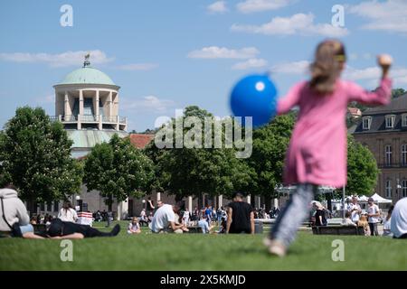 Stuttgart, Allemagne. 10 mai 2024. Un enfant avec un ballon court à travers la Schlossplatz. Crédit : Marijan Murat/dpa/Alamy Live News Banque D'Images