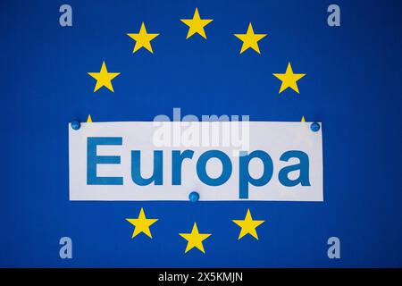 Stuttgart, Allemagne. 10 mai 2024. Le drapeau de l'Union européenne avec l'inscription "Europe" peut être vu lors d'une Journée d'action de l'Europe sur Schlossplatz. La Journée d'action de l'Europe a été organisée par le ministère d'État du Bade-Württemberg, en collaboration avec la Commission européenne et diverses parties prenantes du Bade-Württemberg. Crédit : Marijan Murat/dpa/Alamy Live News Banque D'Images
