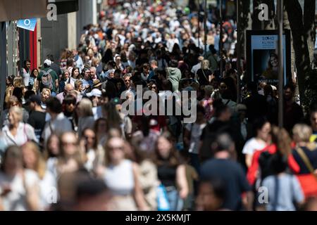Stuttgart, Allemagne. 10 mai 2024. Les gens marchent le long de Königstrasse. Crédit : Marijan Murat/dpa/Alamy Live News Banque D'Images