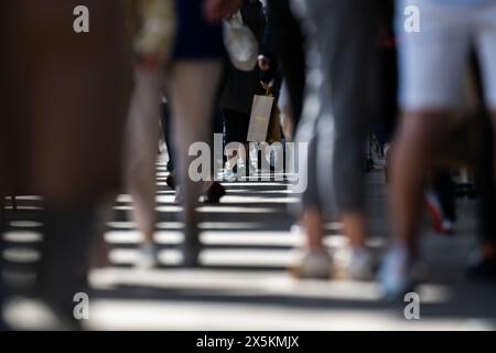 Stuttgart, Allemagne. 10 mai 2024. Les gens marchent le long d'un passage. Crédit : Marijan Murat/dpa/Alamy Live News Banque D'Images