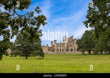 Angleterre, Lowther Castle, une maison de campagne dans le Westmorland, maintenant partie de Cumbria, Angleterre. Ciel composite numérique. (Usage éditorial uniquement) Banque D'Images