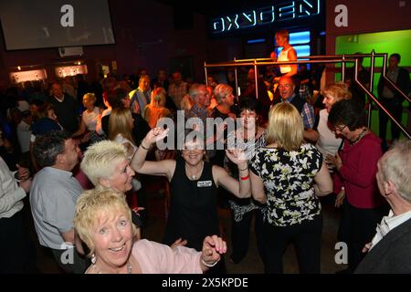 Vieux mods et fans de musique Northern soul des années 1960 amis reunion dance party disco Grande-Bretagne, Royaume-Uni. Banque D'Images