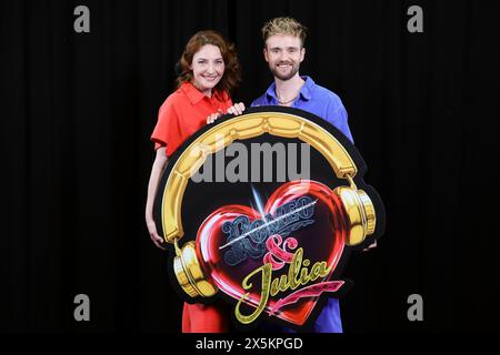 Hambourg, Allemagne. 10 mai 2024. Andreas Bongard (R) dans le rôle de William Shakespeare et Willemijn Verkaik dans celui de sa femme Anne Hathaway lors de la présentation de la distribution musicale de '& JULIA' au Kehrwieder Theater. La nouvelle comédie musicale de Stage Entertainment est prévue pour célébrer sa première allemande au Stage Operettenhaus à l'automne 2024. Crédit : Christian Charisius/dpa/Alamy Live News Banque D'Images