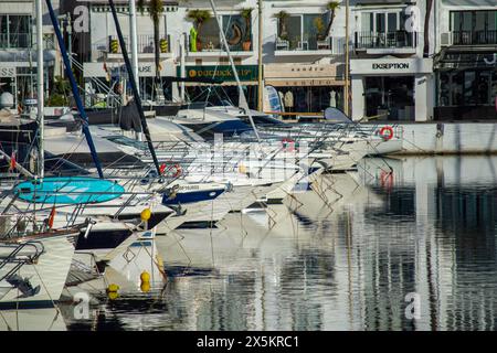 BANUS, ESPAGNE - 16 MARS 2024 : Yachts Marina au lever du soleil à Banus, Marbella, Espagne le 16 mars 2024 Banque D'Images