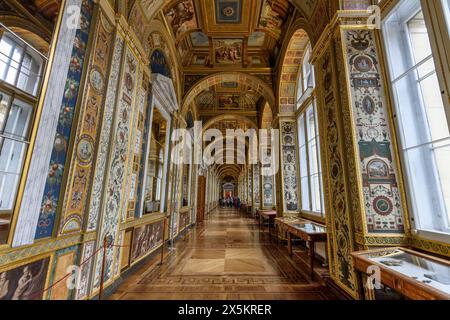 Le Raphael Loggia, un couloir avec des panneaux décorés et peints dans le Musée de l'Ermitage. Banque D'Images