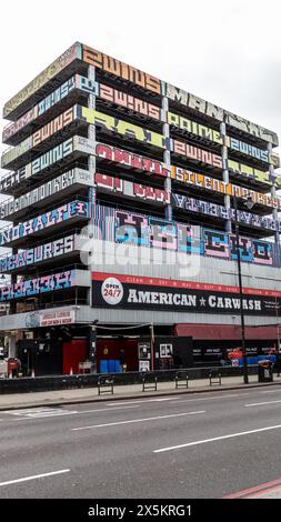 Carpe à plusieurs étages avec lavage de voiture ci-dessous dans le nord de Londres. Banque D'Images