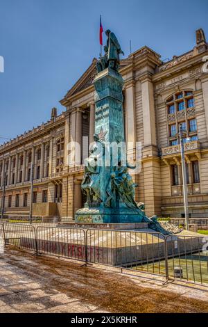 Chili, Santiago. Plaza Montt-Varas et le Palacio de los Tribunales de Justicia. Banque D'Images