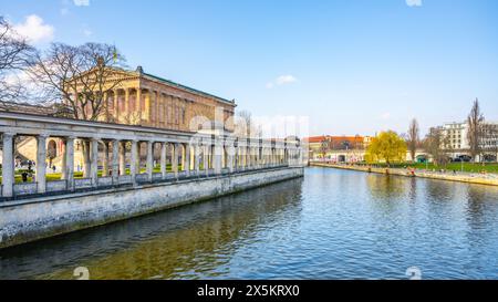 Une vue sereine sur la vieille Galerie nationale située le long de la rive de Berlin, avec une architecture classique et un ciel dégagé. Allemagne Banque D'Images