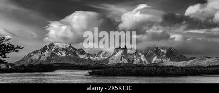 Chili, Parc National de Torres del Paine. Noir et blanc panoramique avec lac et montagnes Cerro Paine Grande. Banque D'Images