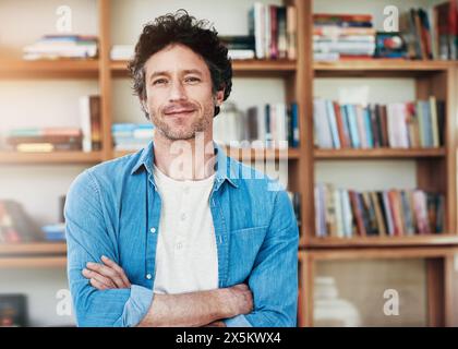Homme heureux, portrait et freelance avec confiance pour l'ambition, la connaissance ou l'état d'esprit positif à la maison. Belle personne masculine, jeune auteur ou écrivain Banque D'Images