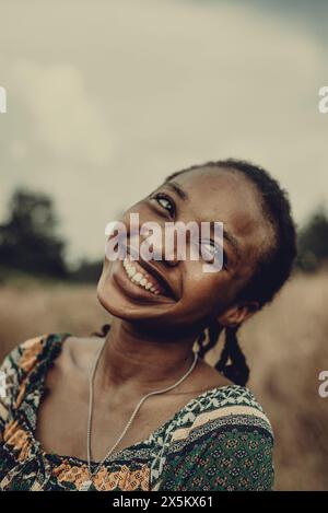 Nigeria, Etat du Delta, Portrait de femme souriante dans le champ Banque D'Images