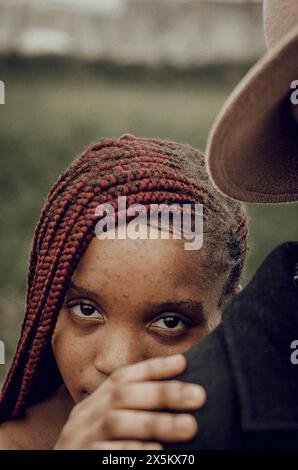 Nigeria, État du Delta, gros plan d'une femme aux cheveux tressés à l'extérieur Banque D'Images