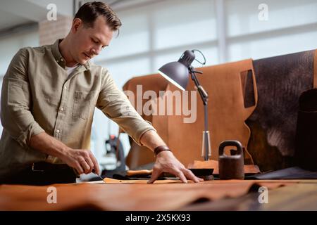 jeune tanneur talentueux travaillant en studio, intérêt, concept de divertissement. vue latérale portrait, espace de copie Banque D'Images