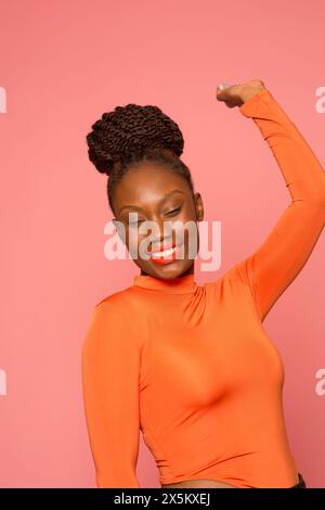 Portrait studio de femme élégante dansant Banque D'Images