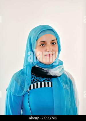 Portrait studio d'une adolescente musulmane dans des vêtements traditionnels Banque D'Images