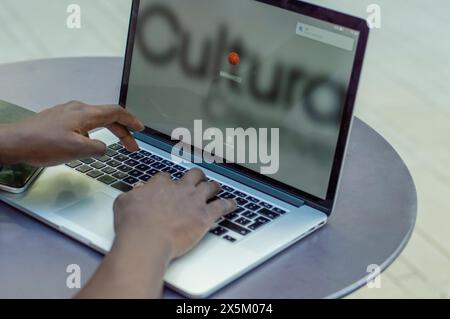 Gros plan des mains des hommes à l'aide d'un ordinateur portable sur la table extérieure Banque D'Images