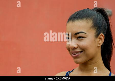 Femme souriante avec queue de cheval Banque D'Images