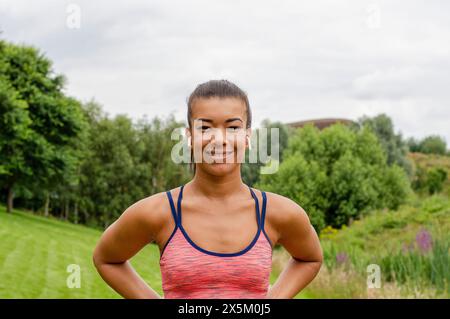 Portrait of smiling woman in nature Banque D'Images