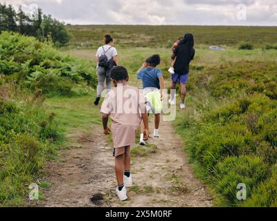 Famille avec enfants qui vont marcher dans la nature Banque D'Images