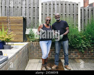 Couple avec des outils de construction sur le patio Banque D'Images