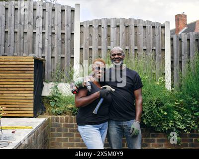 Couple avec des outils de construction sur le patio Banque D'Images