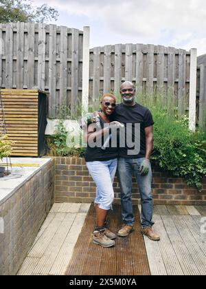 Couple avec des outils de construction sur le patio Banque D'Images