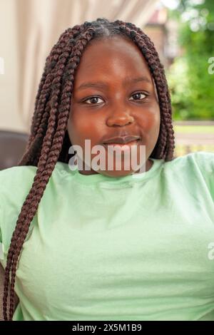 Portrait de fille souriante avec des cheveux tressés Banque D'Images